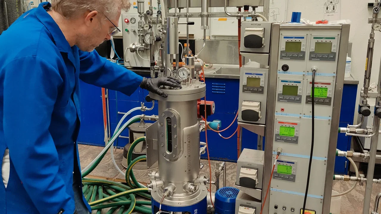 Scientist using the arbing fermentor