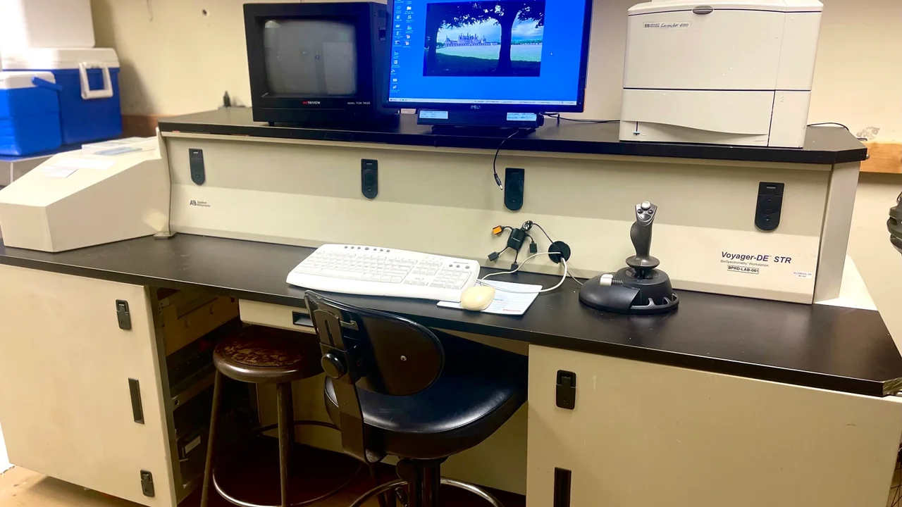 Applied Biosystems Voyager-DE STR MALDI-TOF