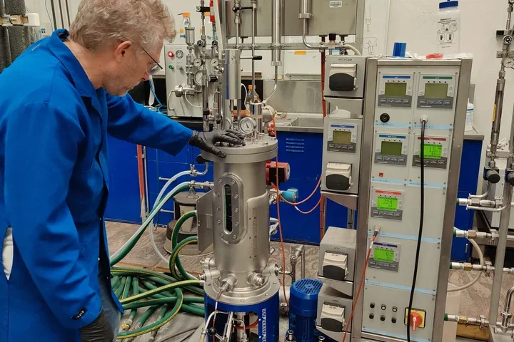 Scientist using the arbing fermentor