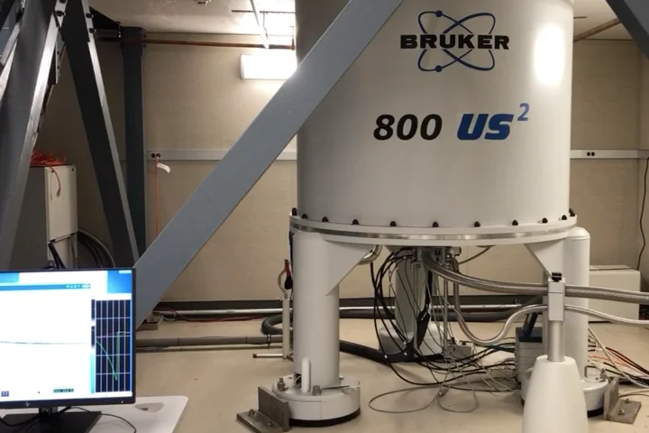 Bruker 800 US² NMR spectrometer system with surrounding support frame and control monitor.