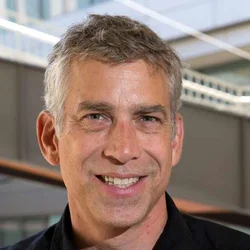 Headshot of Thomas Graeber